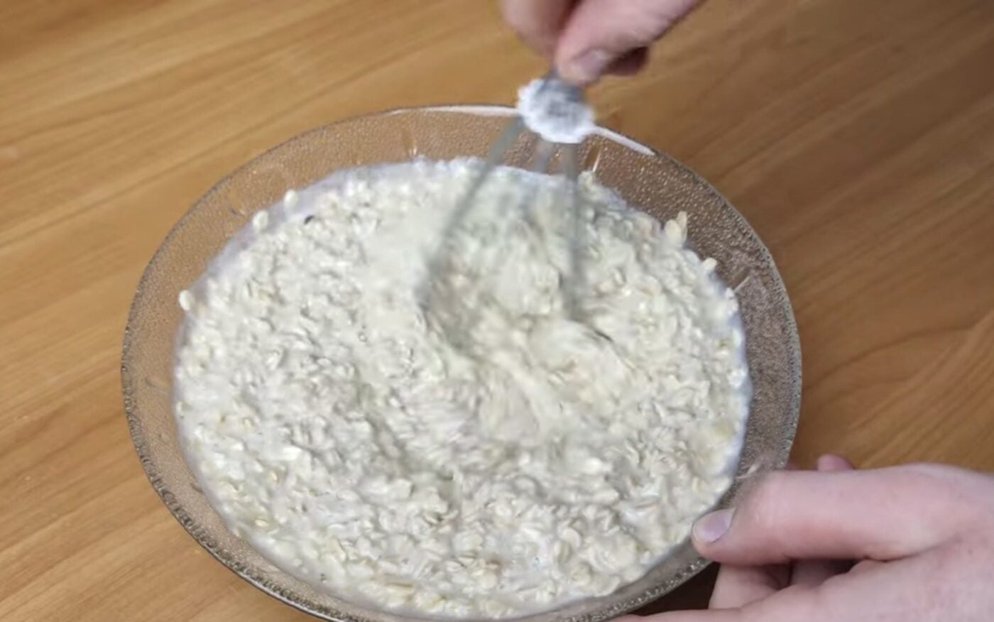 Авторський рецепт пишних та ніжних вівсяних оладок. Фото: YouTube Микола Шовгенюк