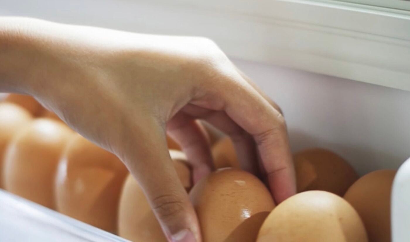 Чому не можна зберігати яйця у дверцятах холодильника. Фото: YouTube Сніданок з 1+1
