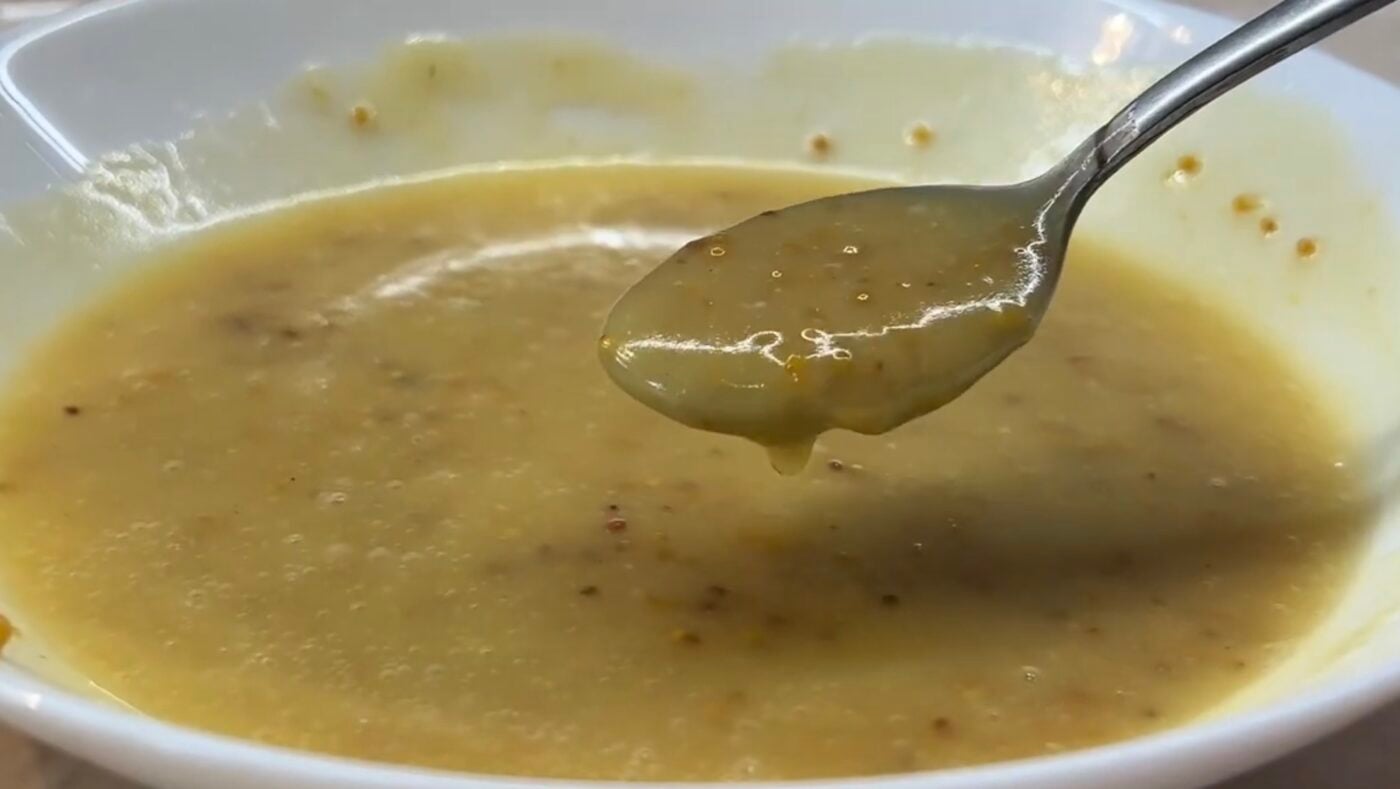 Рецепт смачного весняного соусу з простих продуктів. Фото: YouTube Смачна кухня з Наталією Данилюк