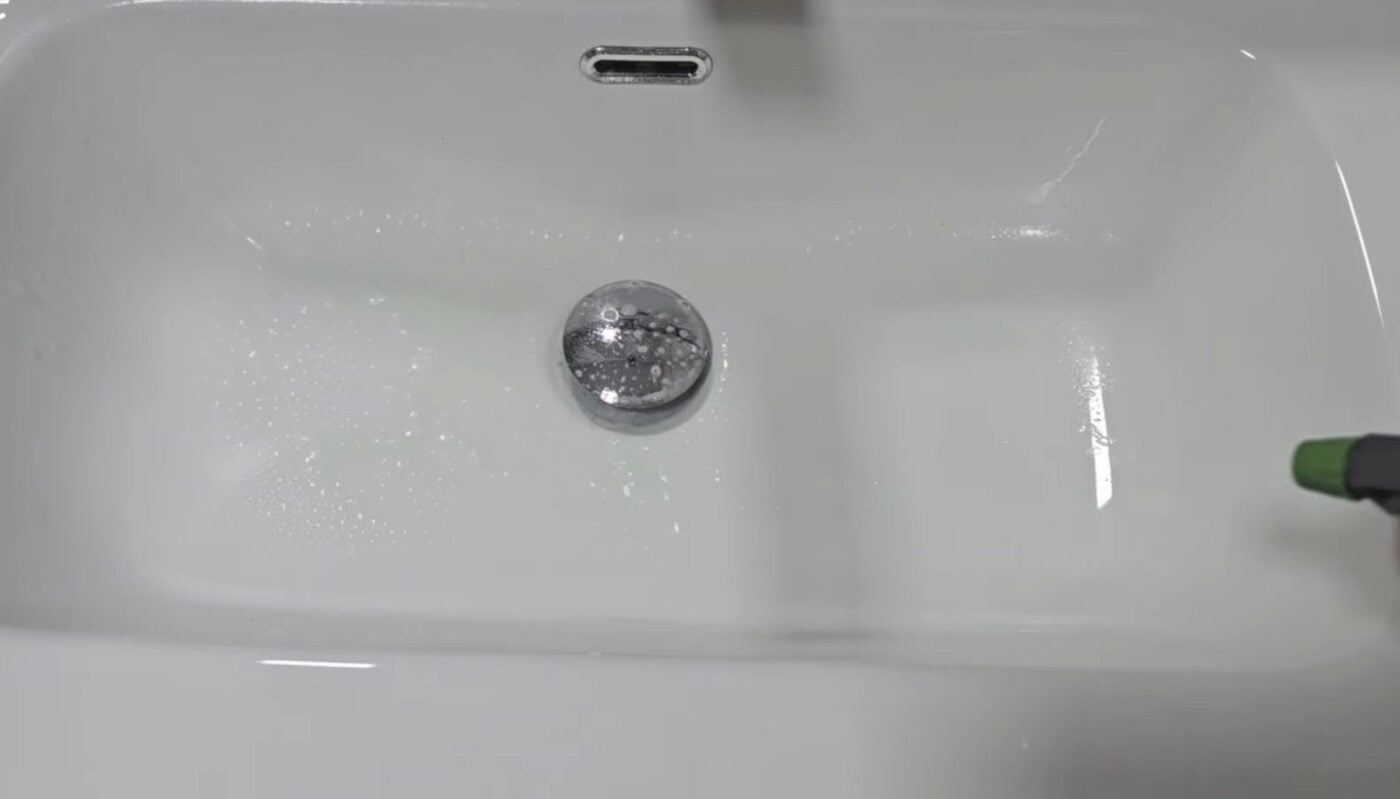 Як зробити універсальний засіб для дому з цитрусових шкірок. Фото: YouTobe Simple and Fast