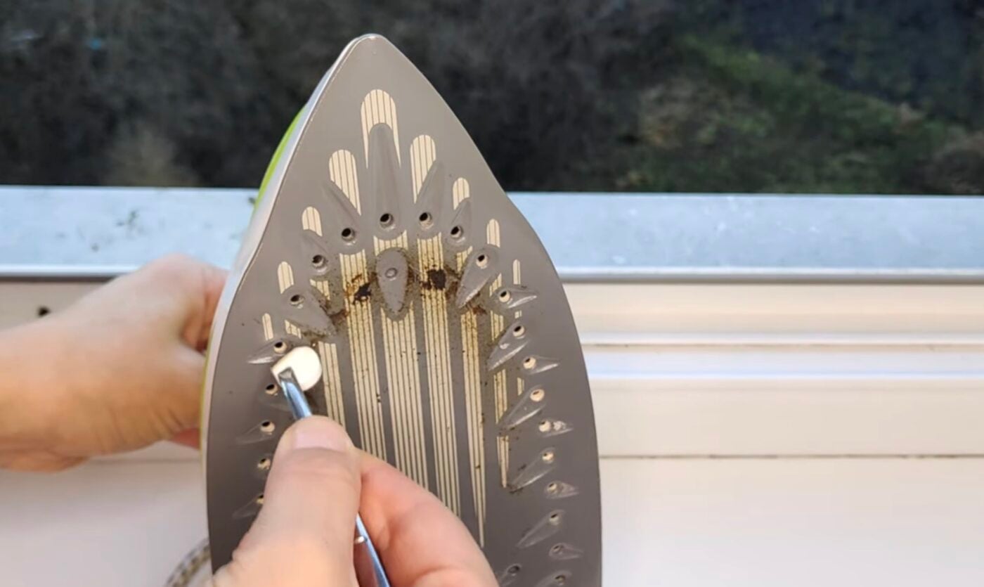 Як швидко та безпечно очистити праску від нагару