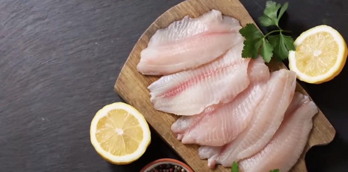 Яка спеція нейтралізує запах риби при смаженні. Фото: скріншот з відео