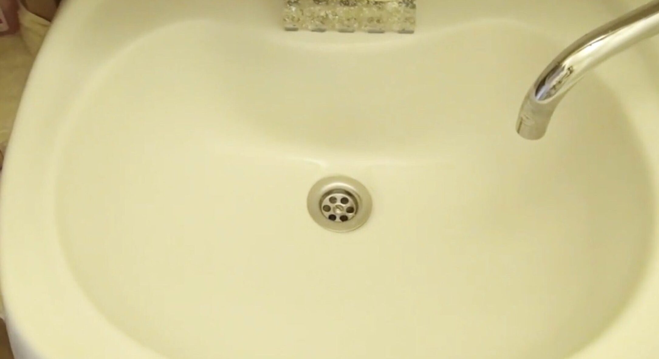 Моя стара раковина стала знову білосніжною: 1 спосіб, що працює з сантехнікою незапам’ятних часів 