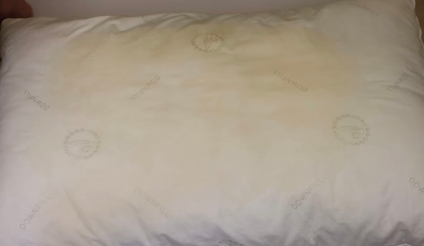 Як вивести жовті плями на подушках