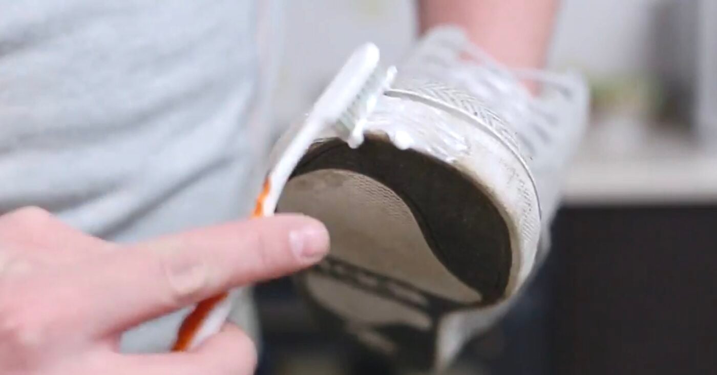 Як бюджетно та ефективно відбілити підошву кросівок