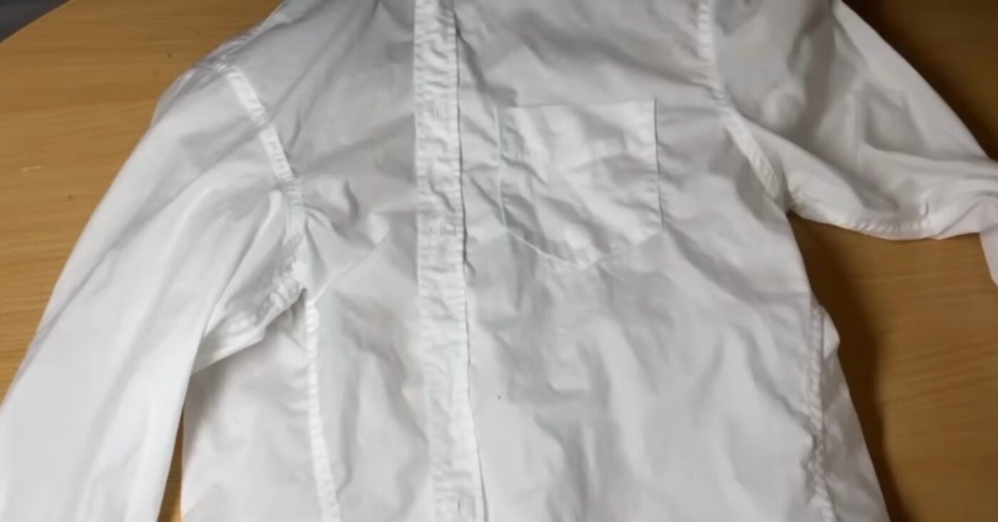 Як просто прибрати плями під пахвами на білих сорочках