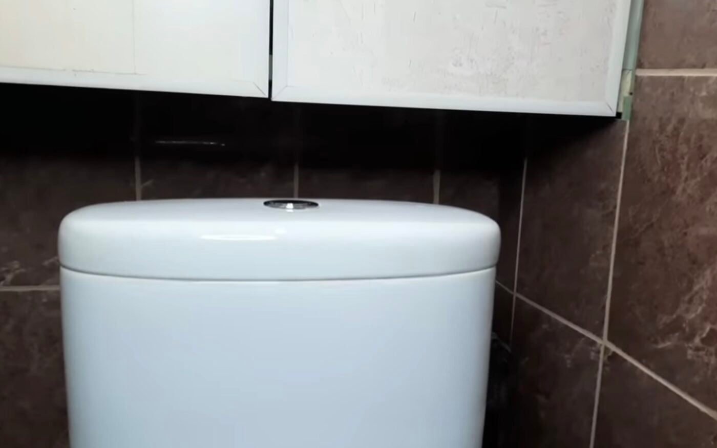 Як очистити бачок унітазу від вапняного нальоту