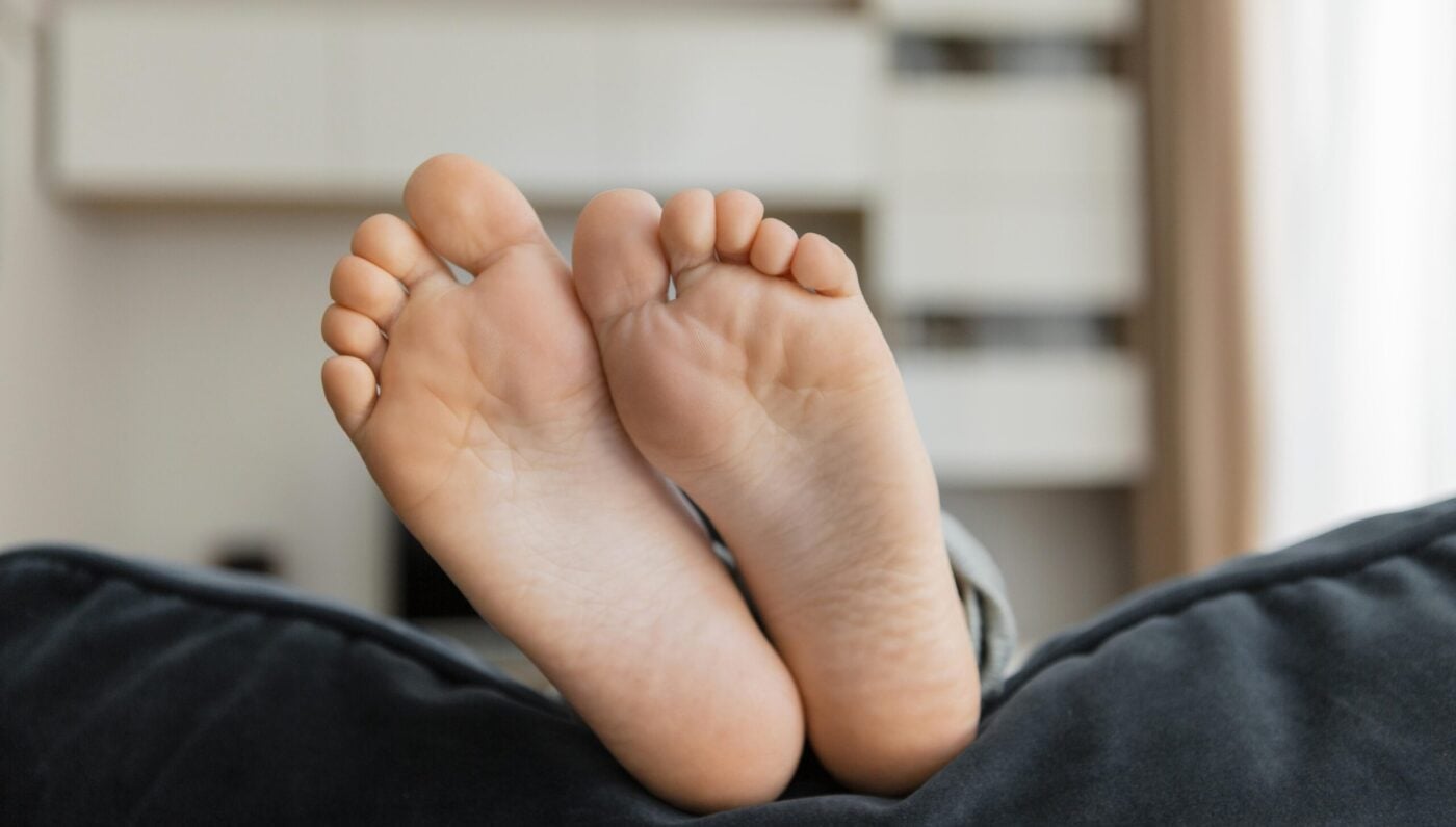 Бюджетний спосіб для пом'якшення шкіри п'ят. Фото: скріншот з відео