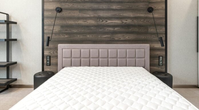 Господині показали, як очистити плями на матраці бюджетним засобом