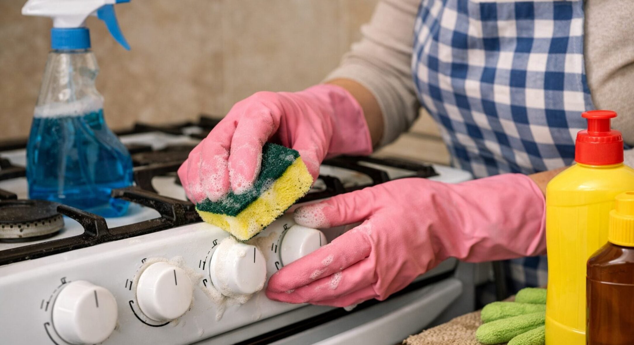 Взяла 2 ложки дешевого засобу та стару зубну щітку: ручки на плиті сяють, немов новенькі 