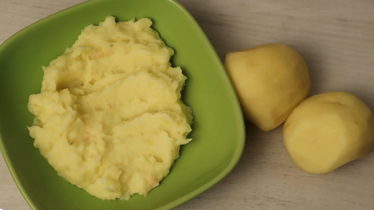 Кулінари розповіли, як приготувати пухке картопляне пюре нашвидкуруч. Фото: YouTube Яскраве Сонце