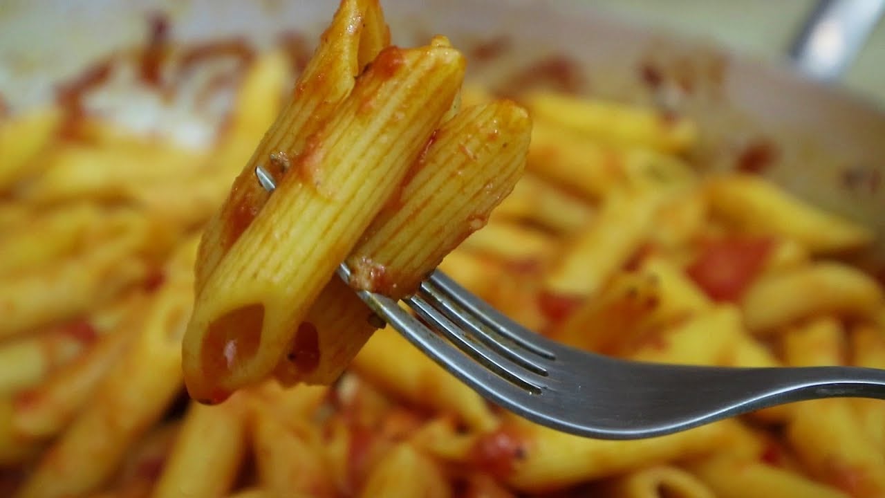 Господині поділились рецептом смачної заправки у макарони нашвидкуруч. Фото: YouTube Food Story Channel