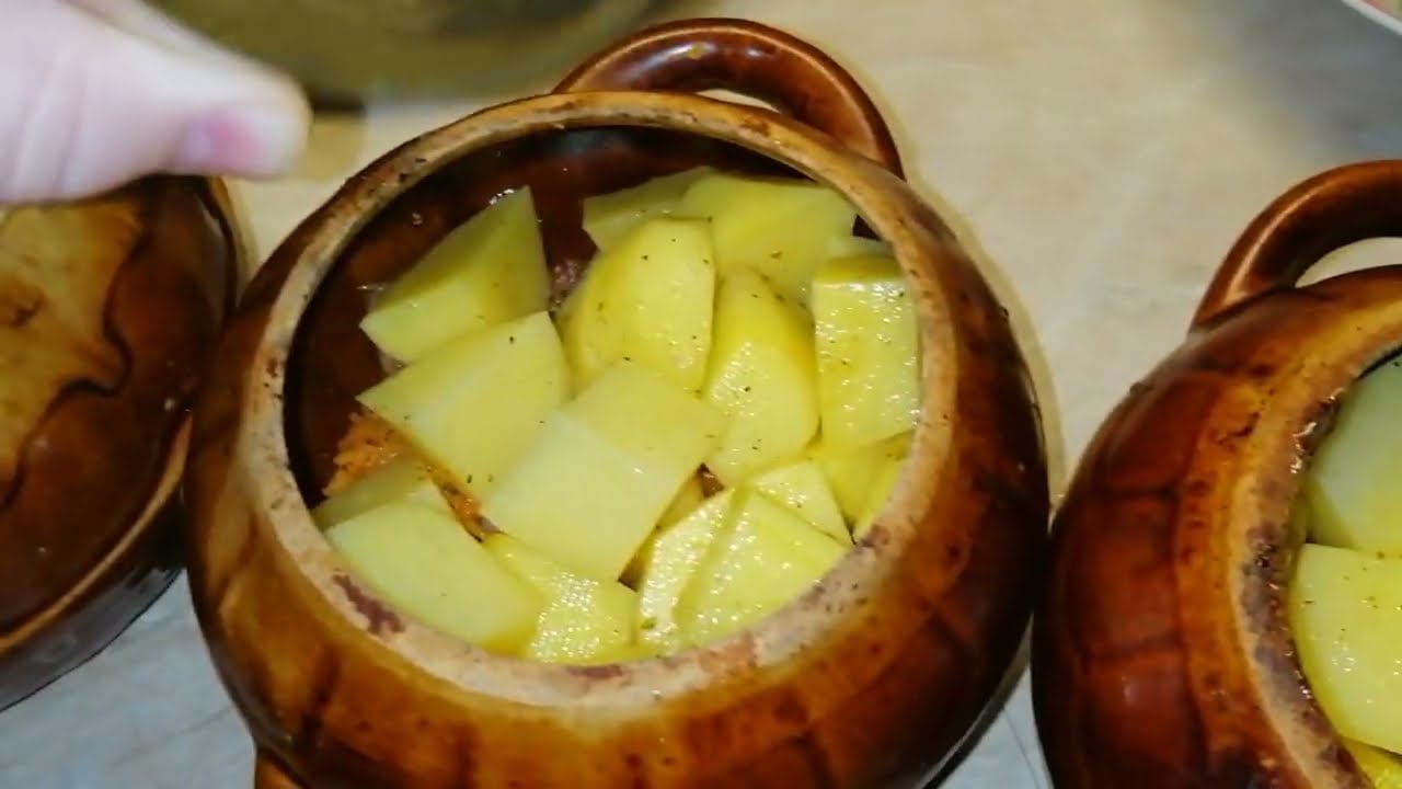 Господині поділились рецептом смачної картоплі в горщиках. Фото: YouTube ДОМАШНІ СМАКОЛИКИ🇺🇦