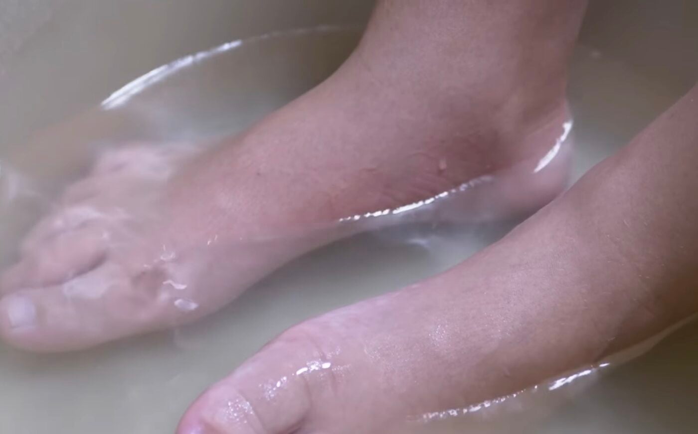 Як доглядати за п'ятами в домашніх умовах. Фото: YouTube Лікар Чайка