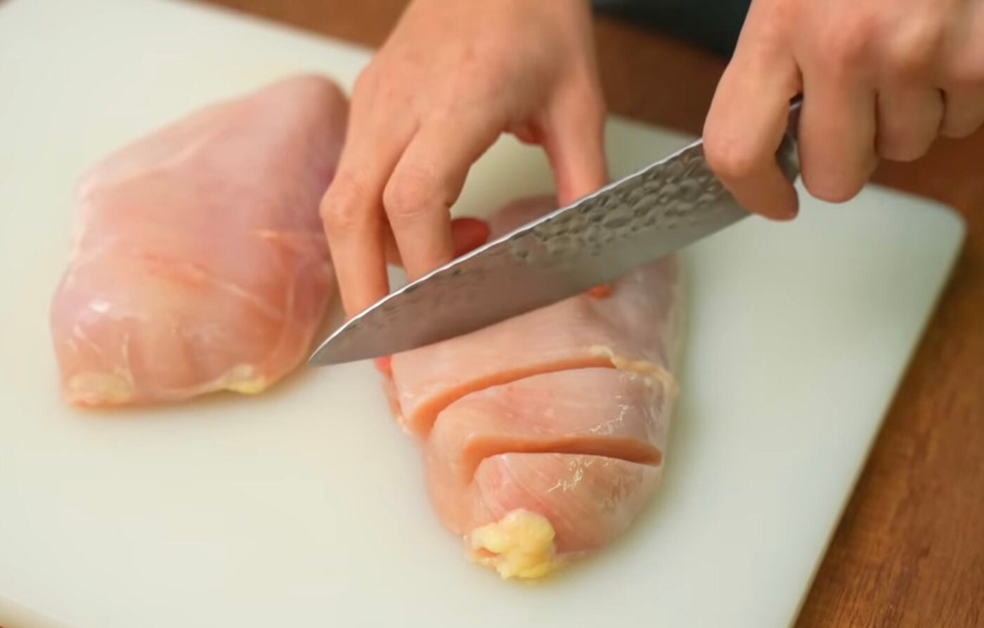 Рецепт маринаду для курячого філе, щоб воно було соковитим. Фото: YouTube Alina FooDee