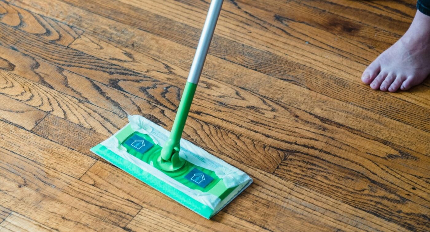 Що додати у воду для миття підлоги для блиску. Фото: Pexels