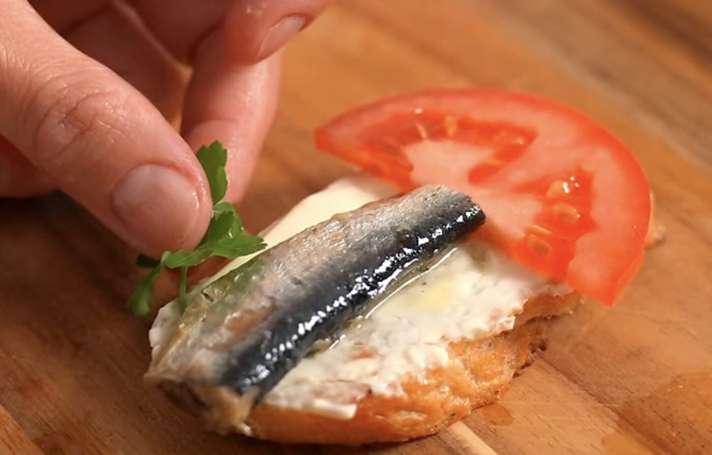 Як урізноманітнити смак бутербродів зі шпротами. YouTube Alina FooDee