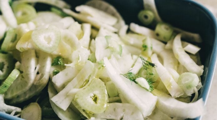 Дієтологи порадили 3 продукти, які приберуть важкість у шлунку після свята. Фото: Pexels