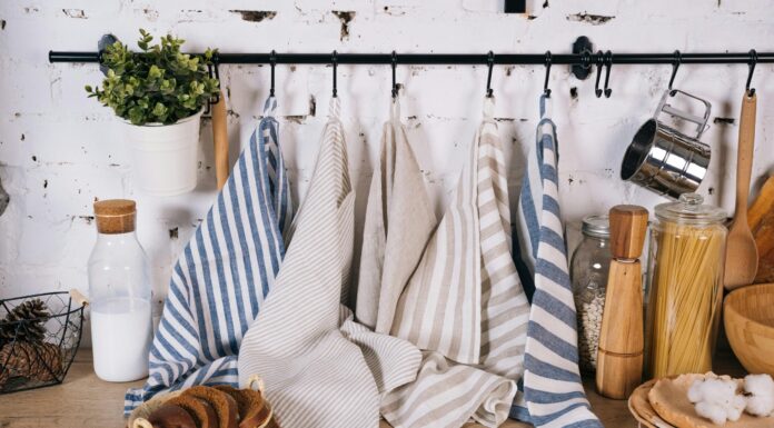 Господині порадили, як просто вивести жир із кухонних рушників. Фото: Pexels