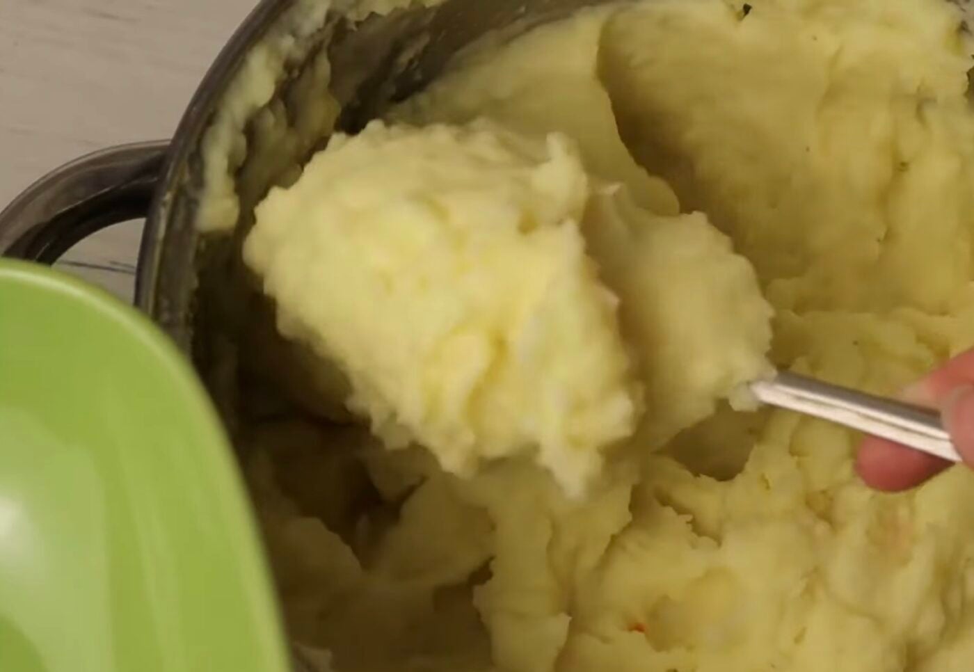 Що означає піна під час варіння картоплі. Фото: YouTube Яскраве сонце