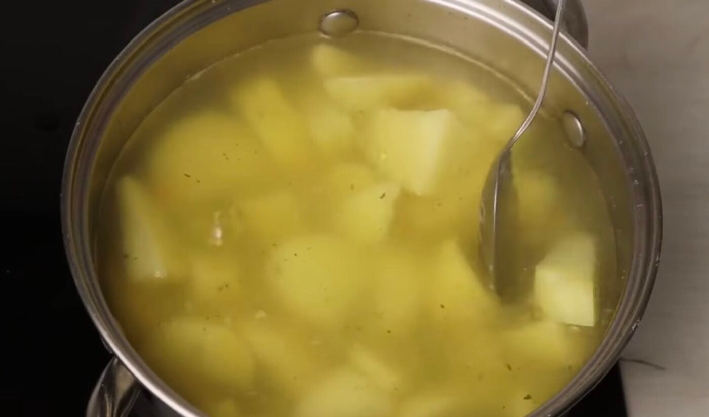 Що означає піна під час варіння картоплі. Фото: YouTube Яскраве сонце