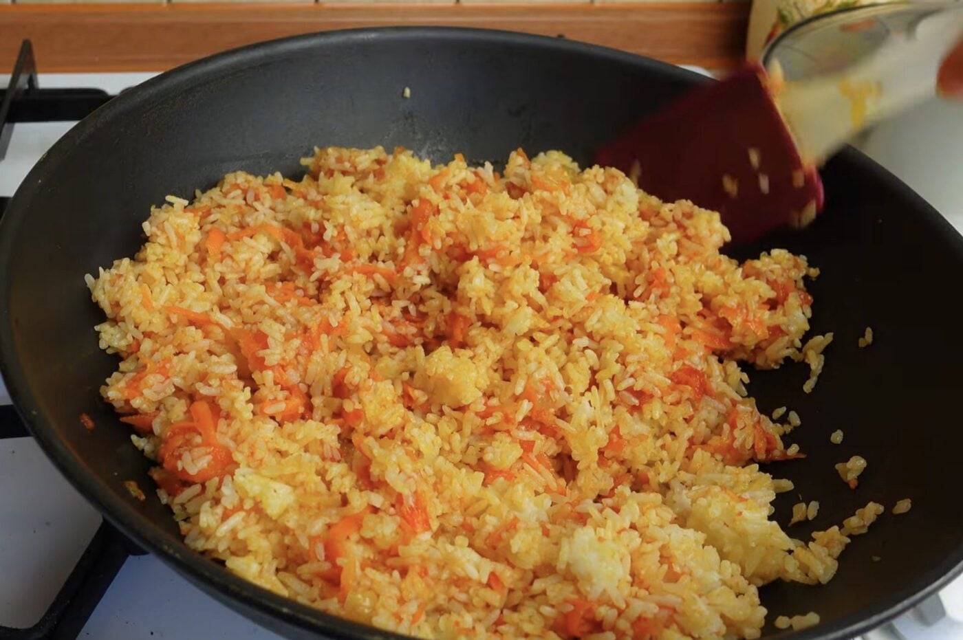 Спеція, яка зробить рис неймовірно смачним. Фото: YouTube start_cooking_bb