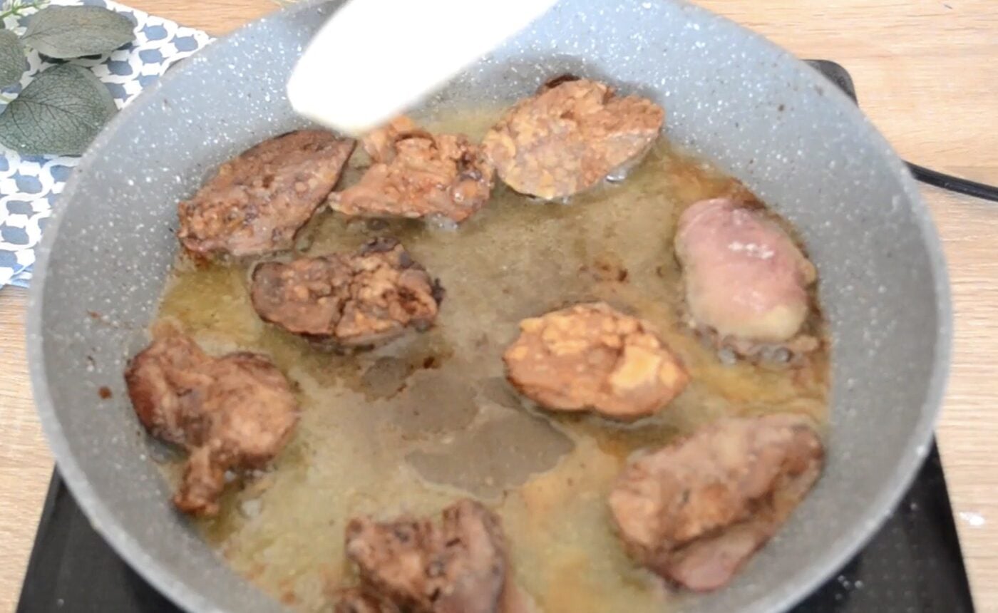 Смачний рецепт карамелізованої печінки. Фото: YouTube/Смачна сторінка